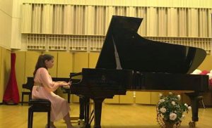 Bianca Ana Badea, micuta campioana a pianului din Romania.
