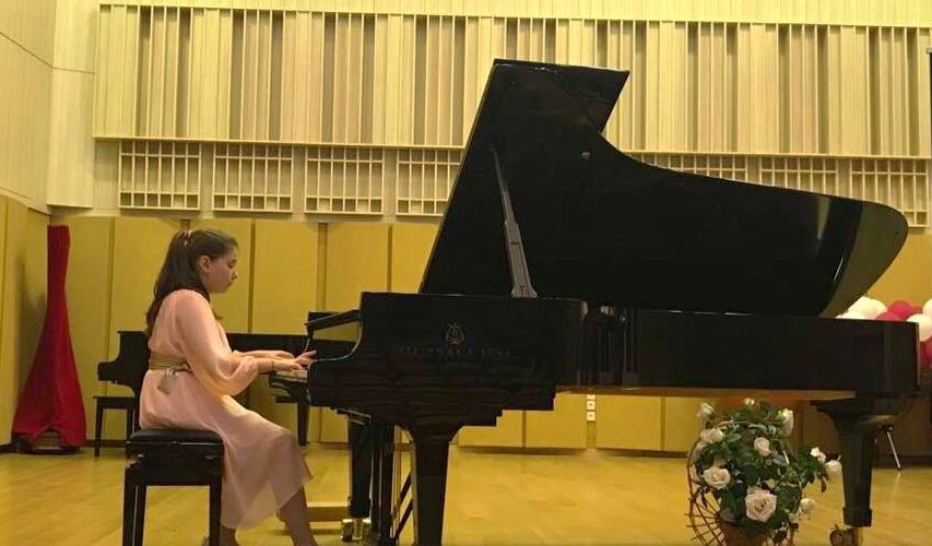 Bianca Ana Badea, micuta campioana a pianului din Romania.